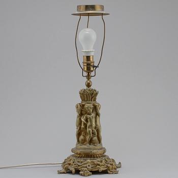 BORDSLAMPA, bronserad metall, rokokostil, 1900-talets första hälft.