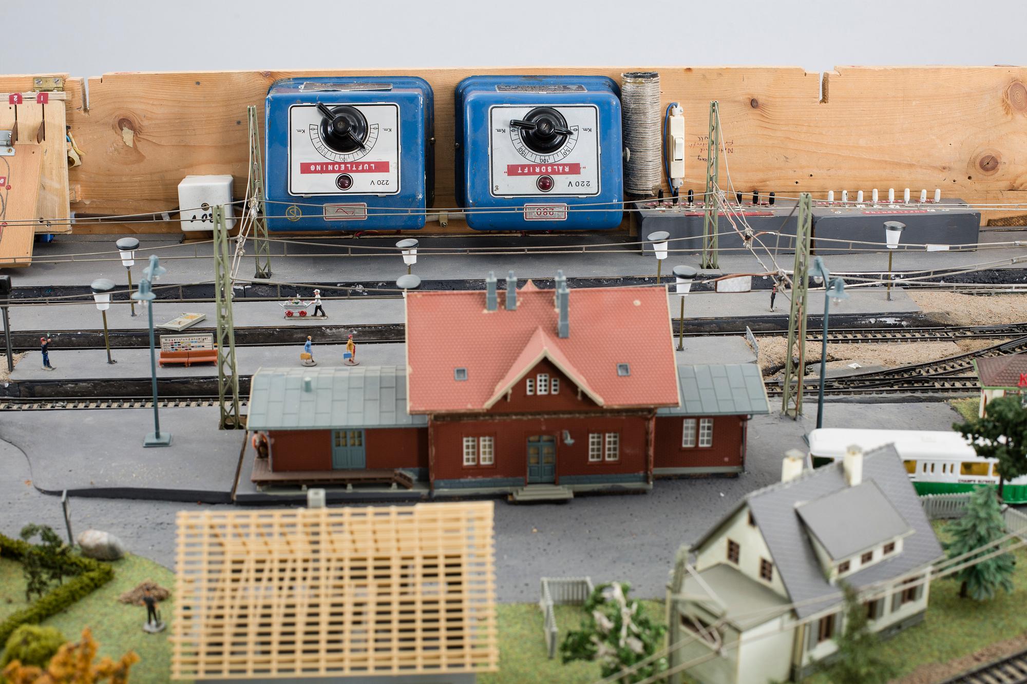 MÄRKLINBANA MED MÄRKLINTÅG. Bland annat tågset Märklin H0 28703. 1900-talets andra hälft.