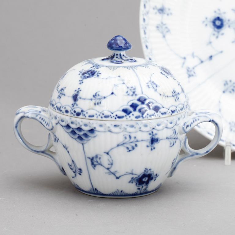 KAFFESERVIS, 48 delar, porslin, "Musselmalet" Royal Copenhagen.