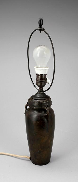 BORDSLAMPA, brons, jugend. A. Granberg, tidigt 1900-tal.