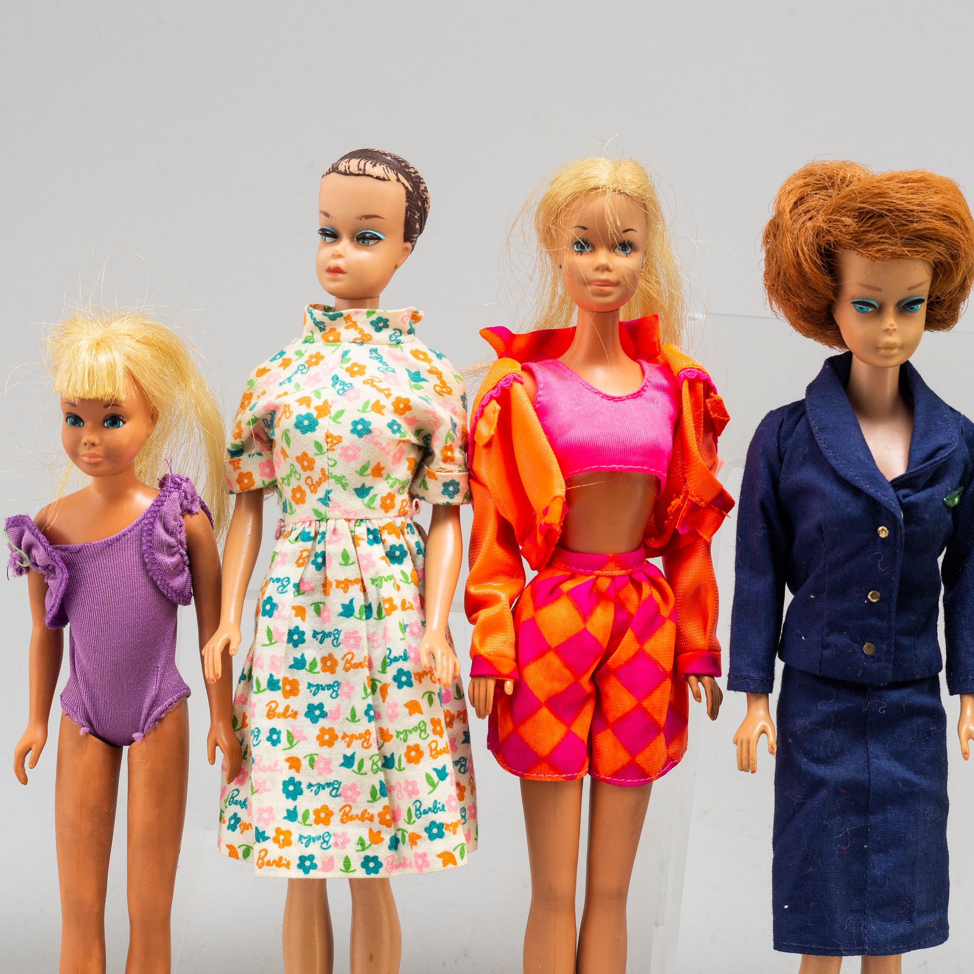 a set of 11 Barbiedolls and a collectors book ("Barbie her life & times" by Billyboy, 1987), Mattel 1960's-70's.