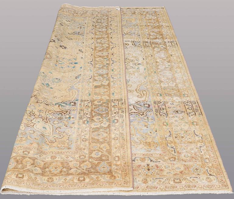 A CARPET, Oriental, ca 286 x 204 cm.