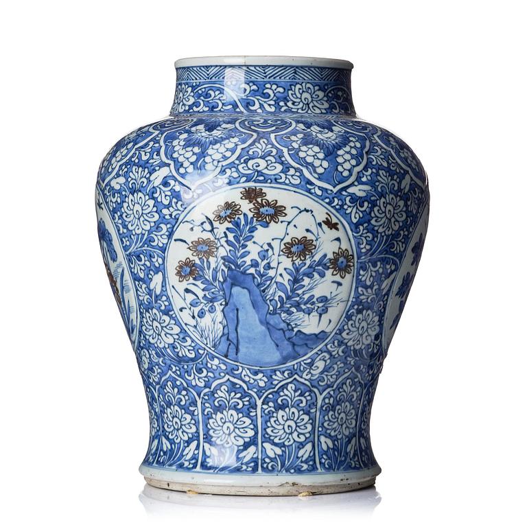 A blue and white and copper red Guan vase, Qing dynasty, Kangxi (1662-1722).