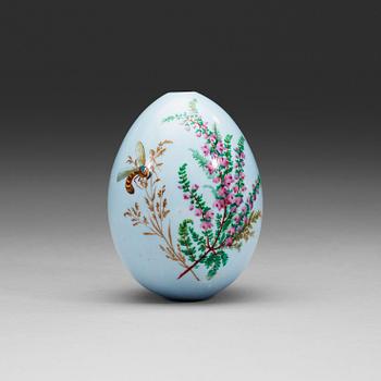 A Russian porcelain egg, Imperial Porcelain manufactory, St Petersburg, ca 1890.