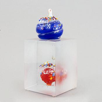 A glass sculpture by Ardy Strüwer, signed and dated 2001.