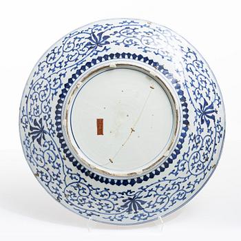A massive Japanese imari charger, Meiji period (1868-1912). Signed.