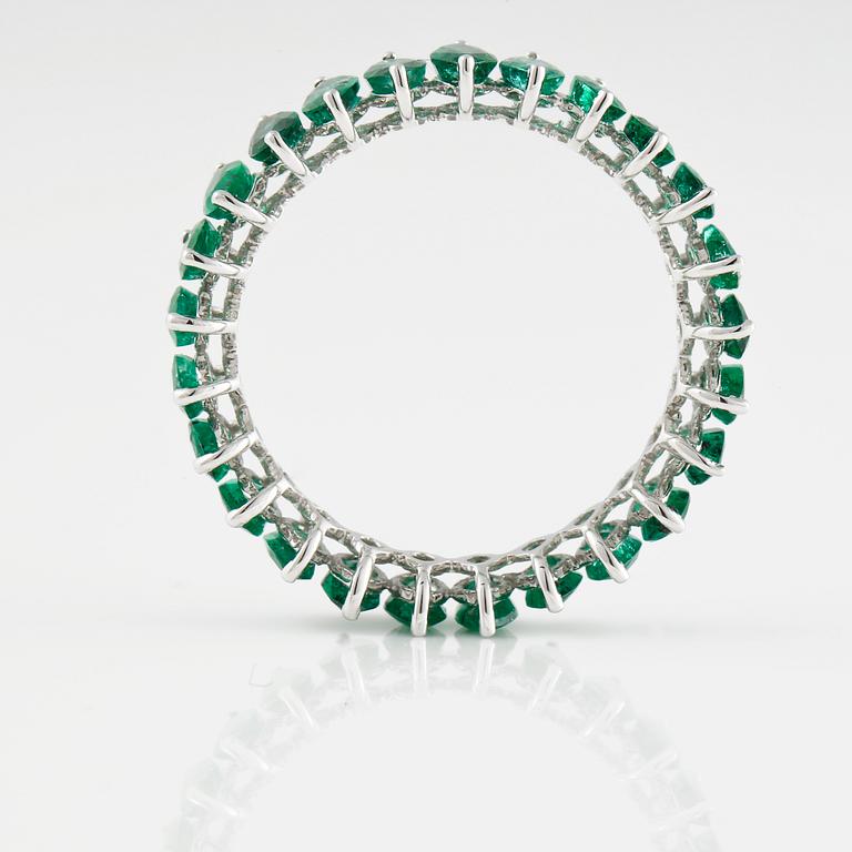 RING, 18K vitguld med navetteslipade smaragder ca 3.01 ct. Vikt 2,2 gram.