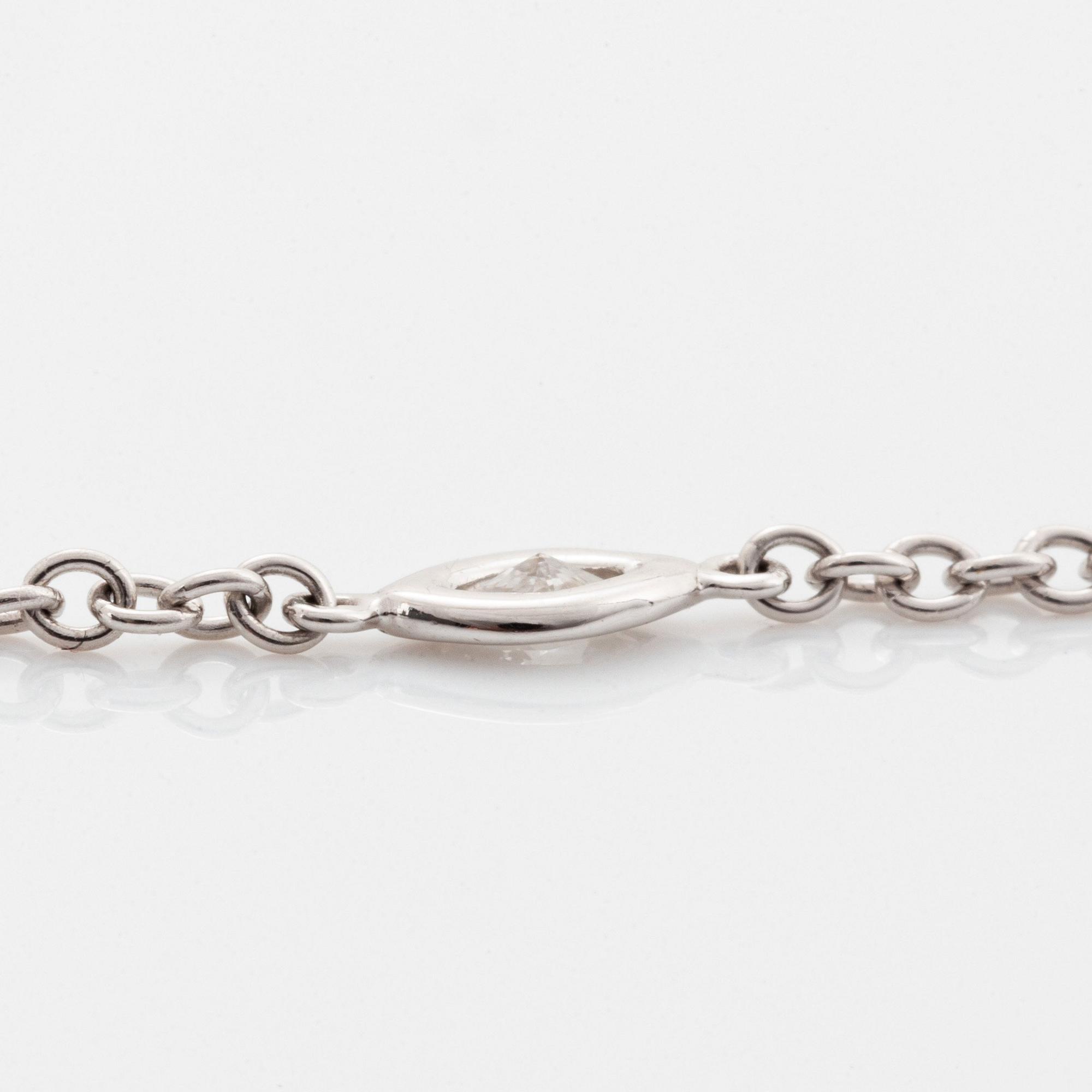 Collier 18K vitguld med markisformade briljantslipade diamanter.
