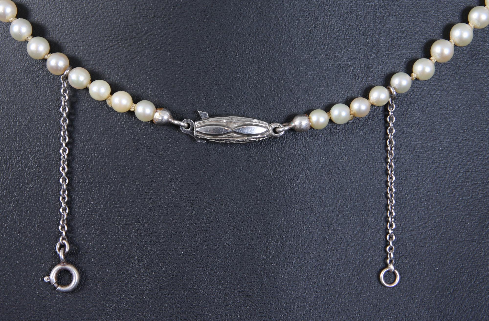 PÄRLHALSBAND, 2 st, 1900-tal.