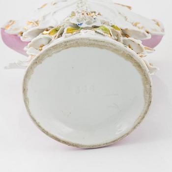 A porcelain vase, possibly Germany, around 1900.