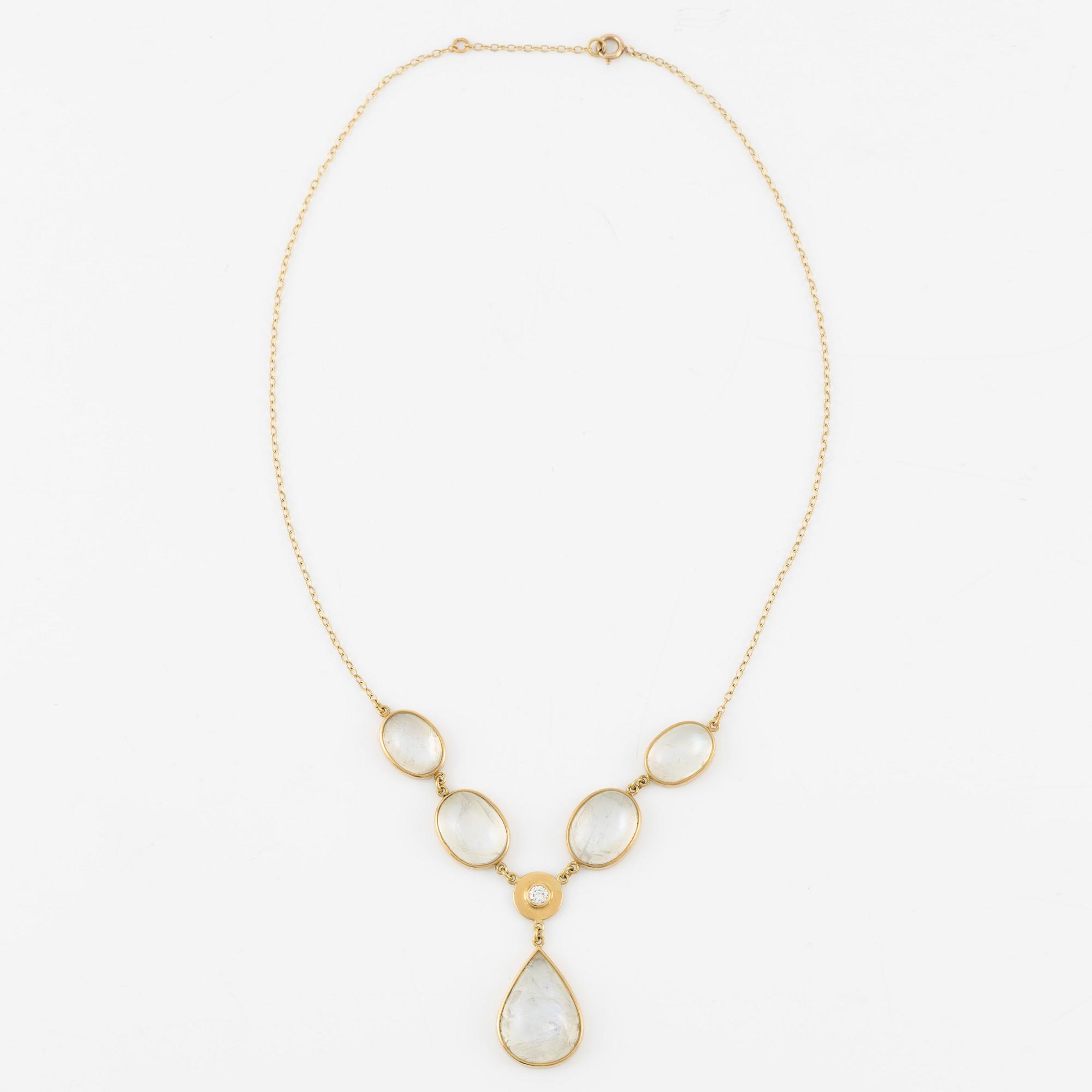 Necklace in 18K gold with cabochon-cut feldspar/moonstone and a round brilliant-cut diamond.
