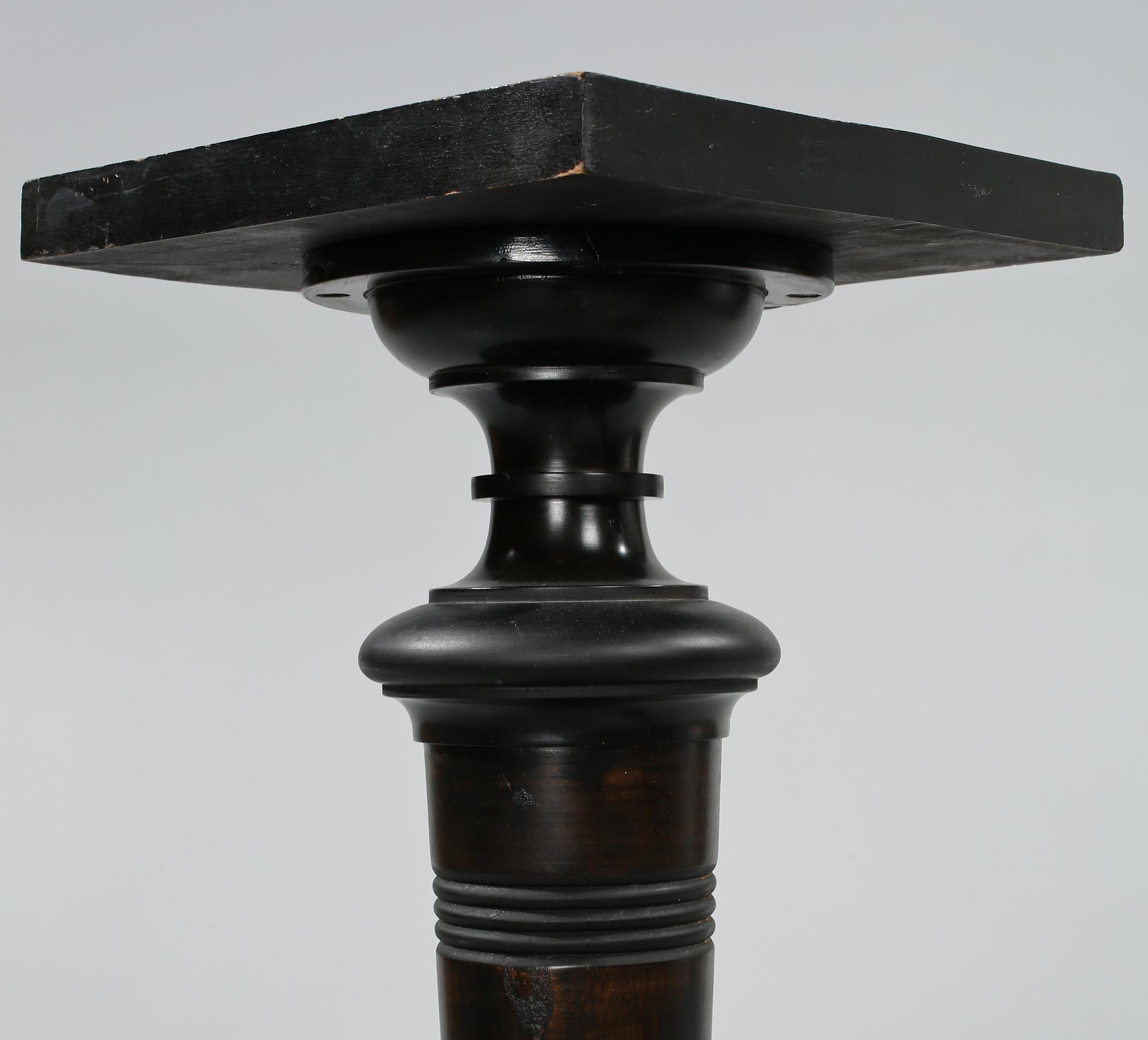 PIEDESTALER, ett par, 1900-tal.