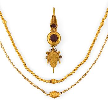 Two gold necklaces and an earring set with pearls and garnets, presumably Greco-Roman from the early centuries A.D.