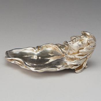 K. Fabergé, fat, silver, Moskva 1897-1908. Hovleverantörsstämpel samt ristat inventarienummer 15649. Art-Nouveau.