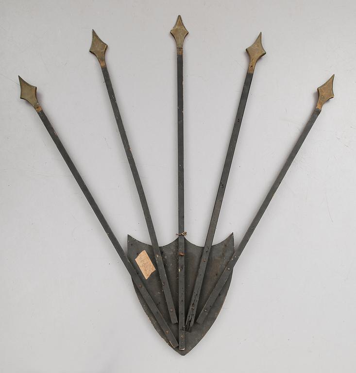 VAPENSKÖLD, målat trä, 1800-tal.