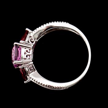 RING, 10 k vitguld, rosa turmaliner.