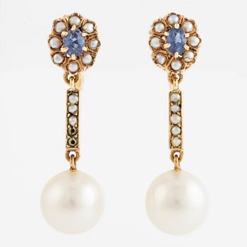 Örhängen, 14K guld med pärlor och safirer.
