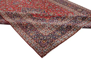 A carpet, Kashan, ca 357 x 287 cm.