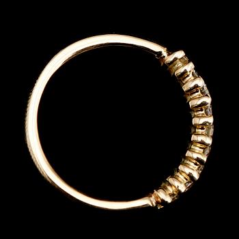 RING, 18 k guld, 9 briljantslipade diamanter tot 0.72 ct.