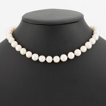 Necklace with cultured pearls, silver clasp.