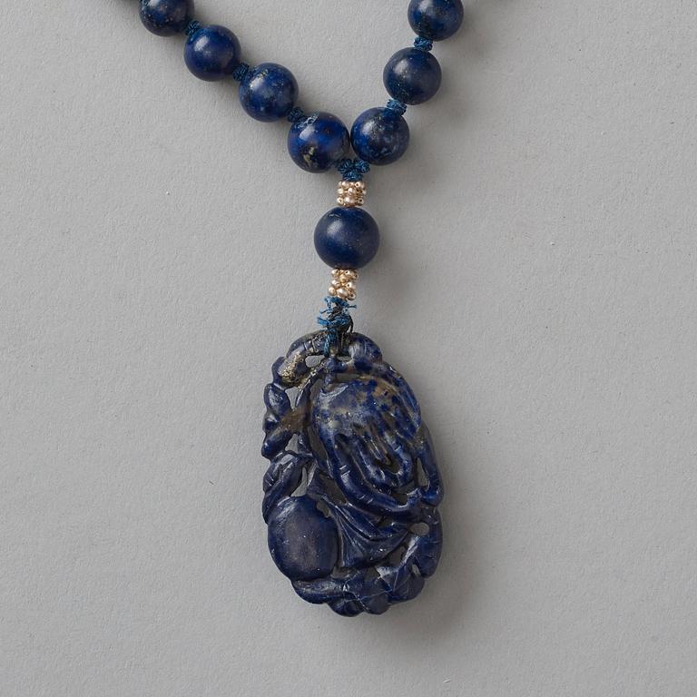 A lapiz lazuli collier with pendant, late Qing dynasty.