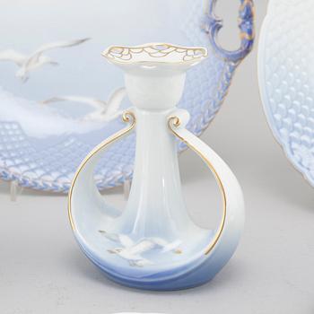 46 pieces of porcelain tableware from Bing & Gröndahl, second half of the 20th century.