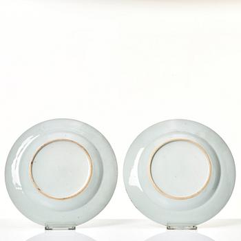 A blue and white dish and four plates, Qing dynasty, Kangxi (1662-1722).
