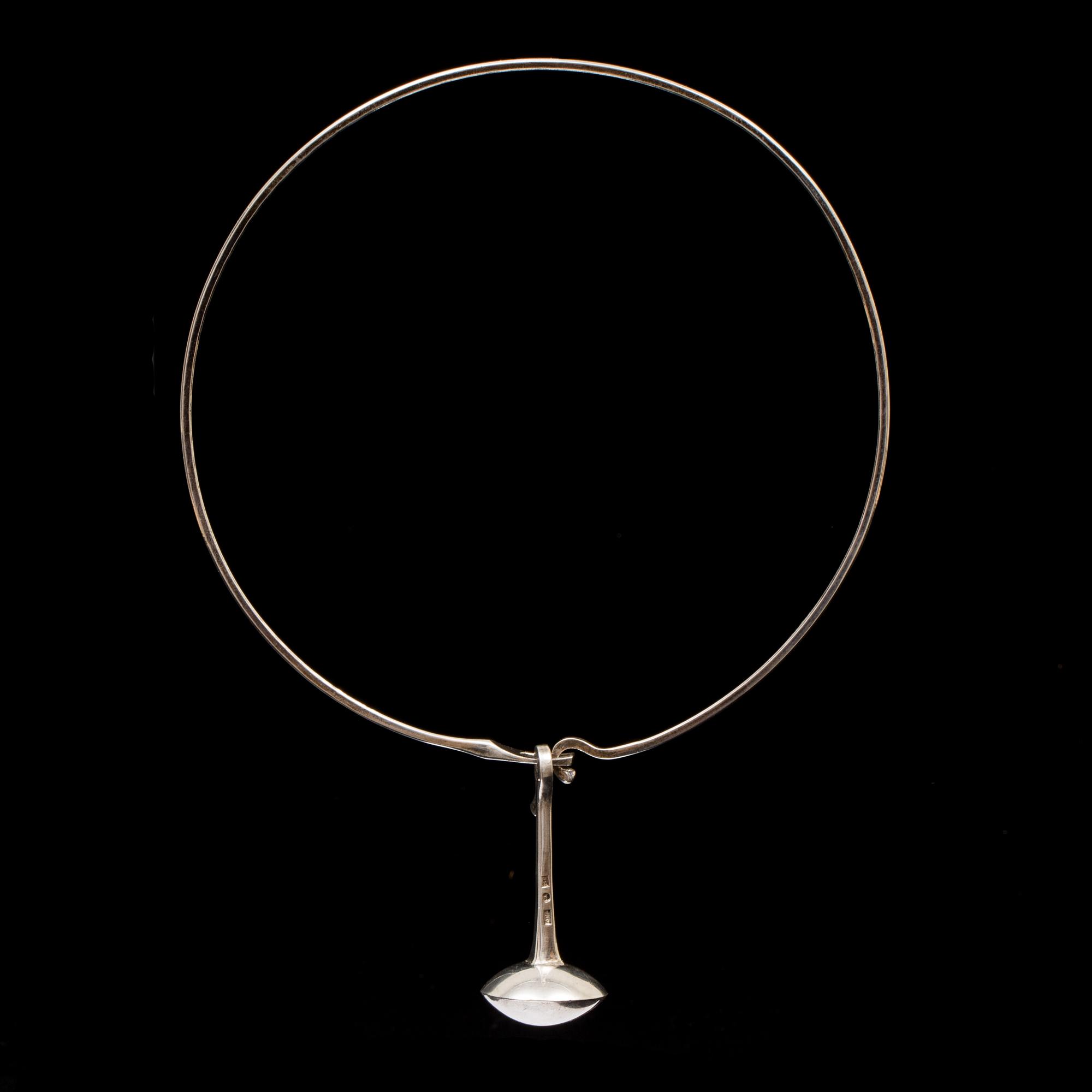 HALSRING MED HÄNGE, sterlingsilver, stämplad Bohlin. Vikt ca 29 g.