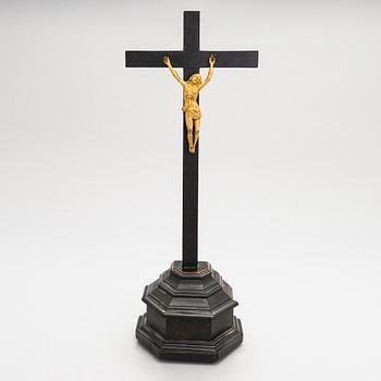 KRUCIFIX, pronssia ja puuta,  todennäköisesti 1700-luku.