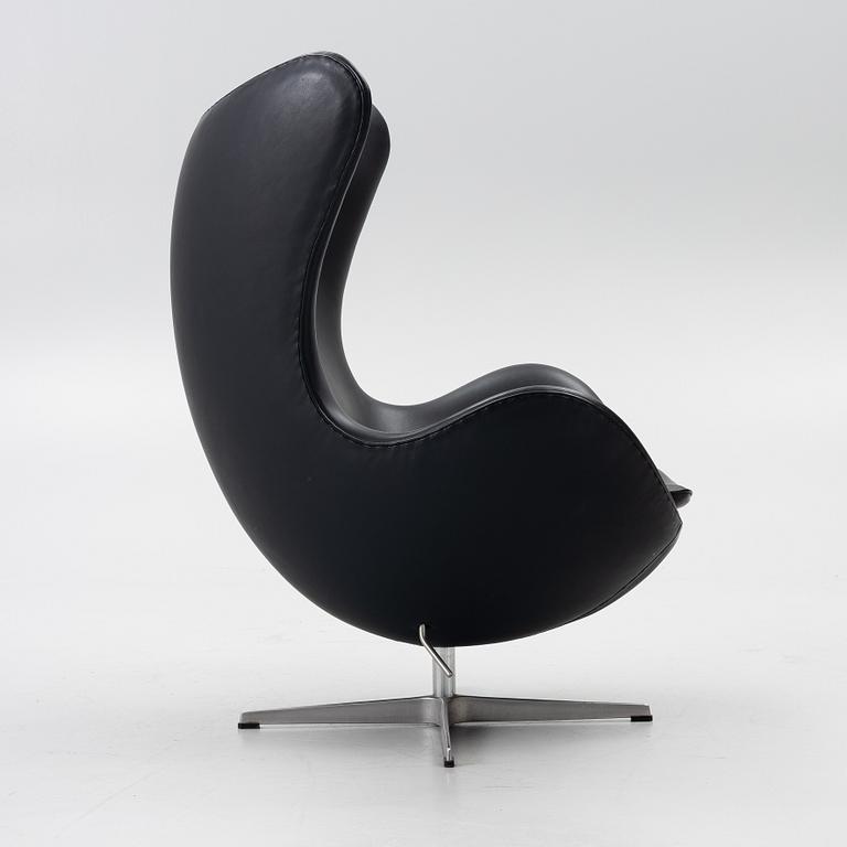 Arne Jacobsen, a 'The Egg' armchair, Fritz Hansen, Denmark, late 20th Century.
