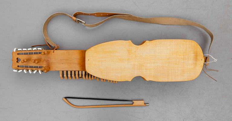 NYCKELHARPA MED STRÅKE, 1900-talets senare del.