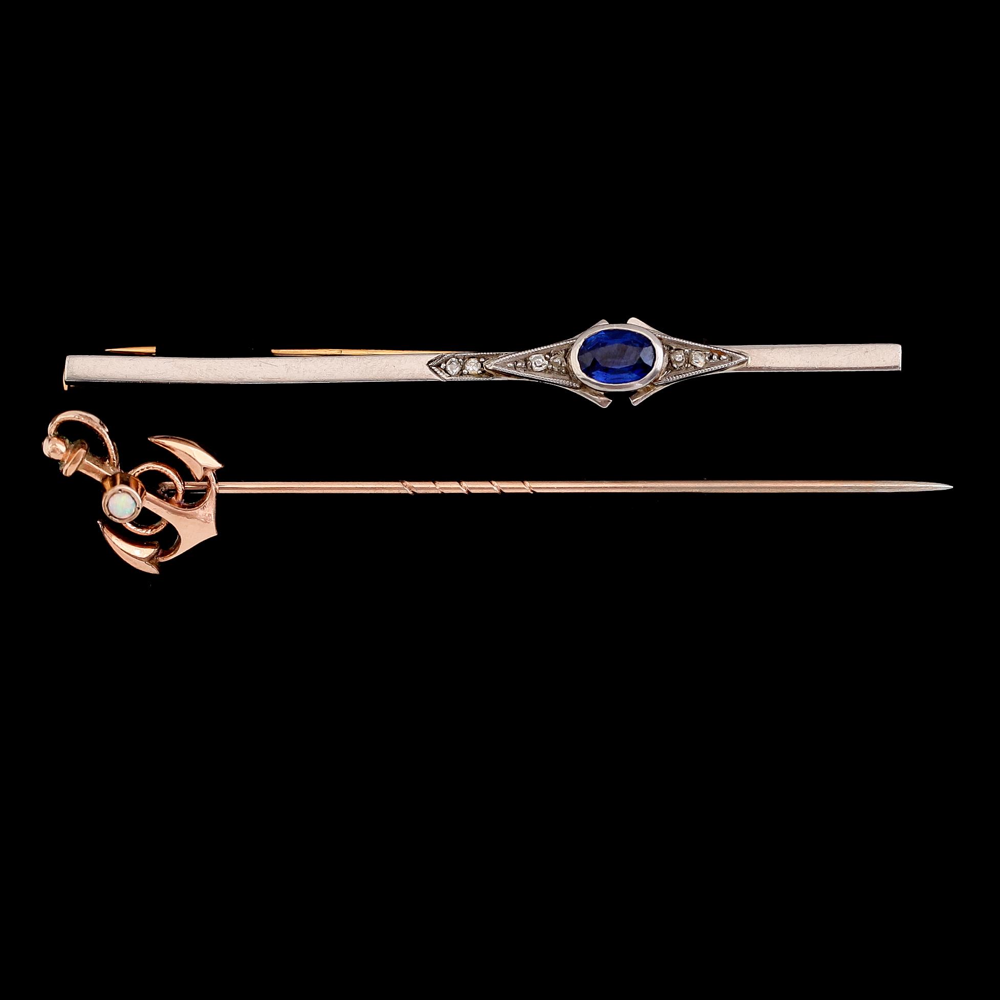 BROSCH OCH KRAVATTNÅL, 18 k guld, vitguld, diamanter, safir, opal samt gulmetall, 1900-talets mitt.