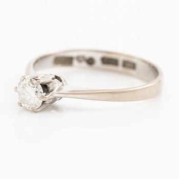 Ring 18K vitguld med en rund briljantslipad diamant.