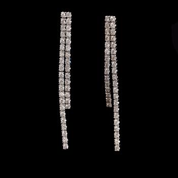 ÖRHÄNGEN, 1 par, 18 k vitguld, briljantslipade diamanter 1.08 ct.