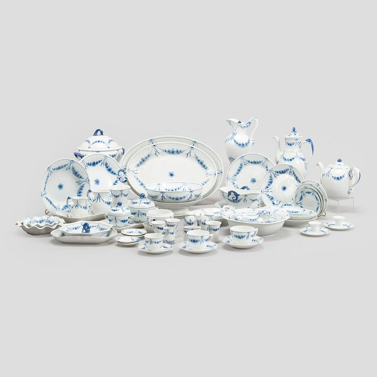 Harriet Bing, astiasto, 110 osaa, "Empire" posliini,  ja pöytäliina, Bing & Grøndahl Tanska.