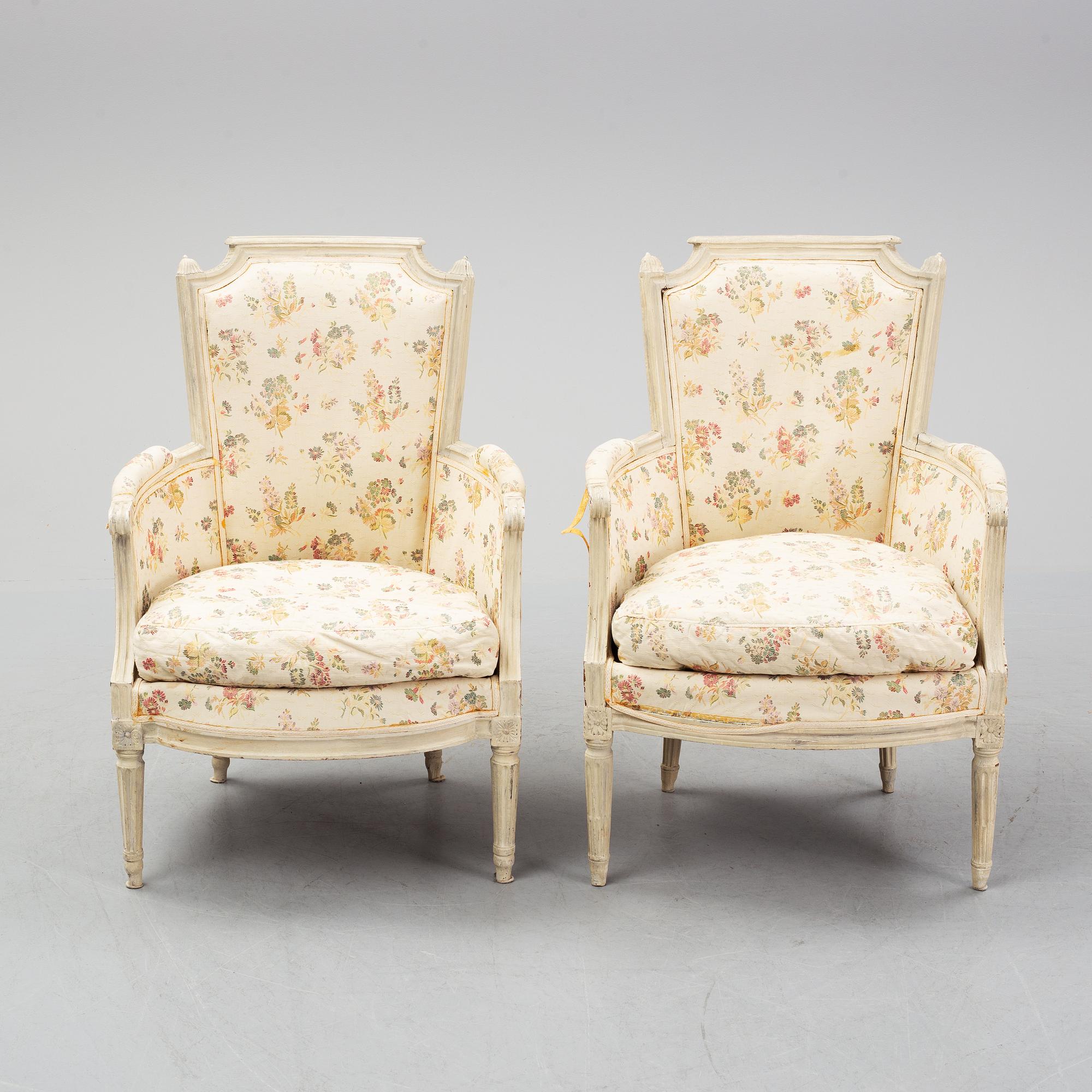 Fåtöljer, två stycken snarlika, Directoire-stil, 1700-talets slut samt 1800-tal, Frankrike.