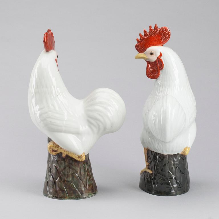 FIGURINER, 2 st, porslin, Kina 1900-talets första kvartal.