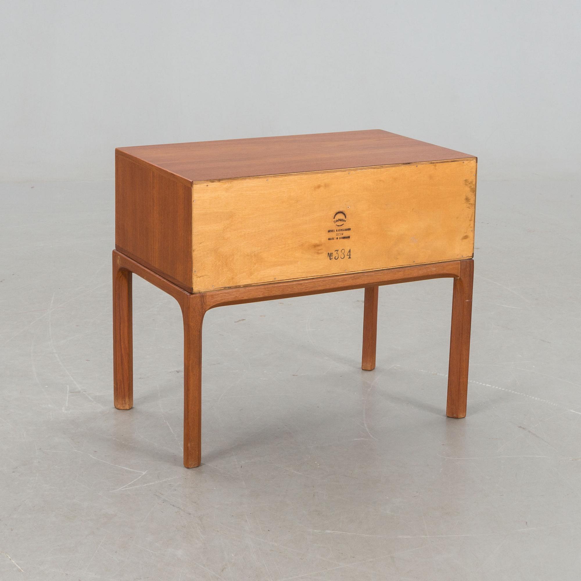 SÄNGBORD, Axel Kjaersgaard, Odder, Danmark.