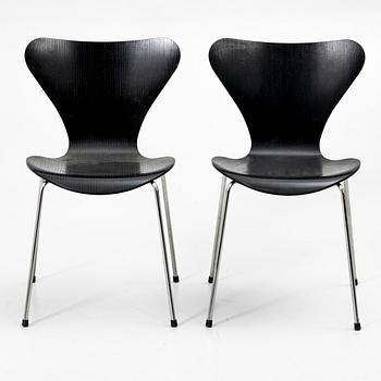 Arne Jacobsen, Chairs, a pair, "Series 7", Fritz Hansen, Denmark, 2000s.