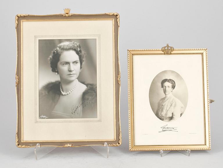 KUNGLIGT FOTO samt FOTOGRAVYR, 1 + 1, bl a signerad av hovfotograf Jaeger samt prinsessan Sibylla och daterad 1939.