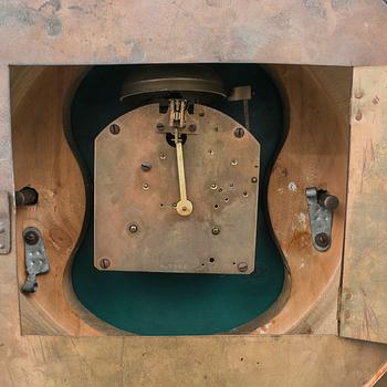 Wall clock in Gustavian style, early 20th century.