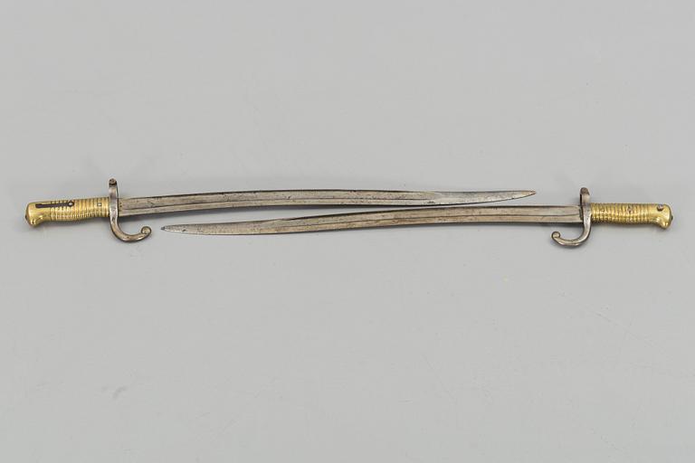 SABELBAJONETTER, två stycken snarlika, troligen Frankrike, 1800-talets andra hälft.