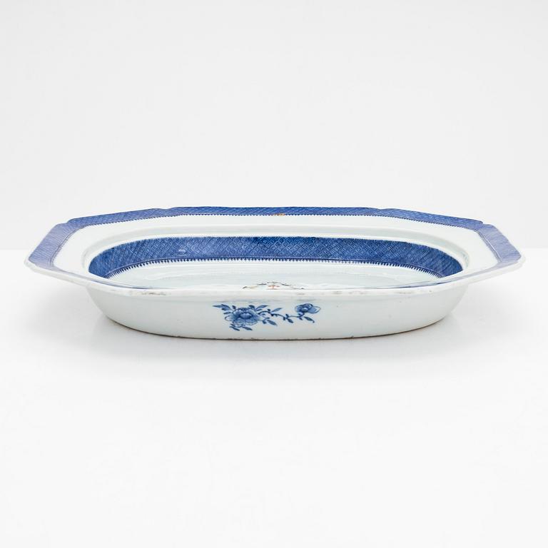 A family crest decorated export porcelain dish, China, Jiaqing (1795-1820).
