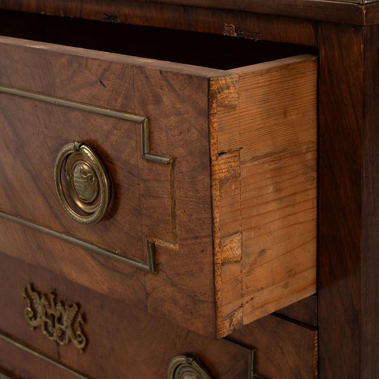 A mahogany chest of drawers, 19th Century.