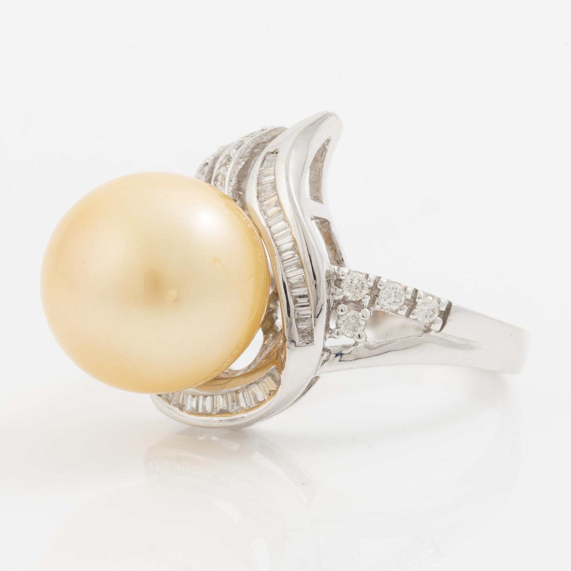 Ring, cocktailring, 18K vitguld med odlad pärla och baguette- och briljantslipade diamanter.