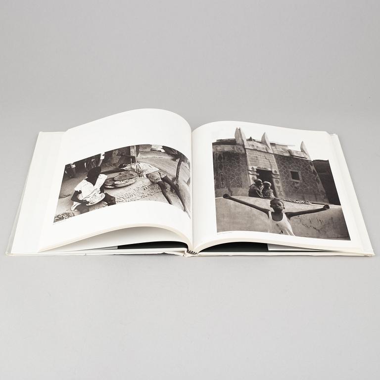 Tiofoto, 2 böcker samt 4 kataloger, några med dedikation.