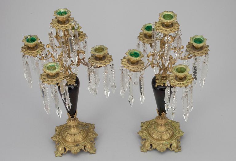 KANDELABRAR, ett par, brons och keramik, tidigt 1900-tal.