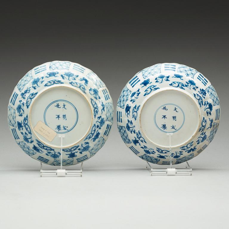 A pair of blue and white dishes, Qing dynasty, Kangxi (1736-95).