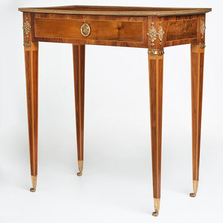 A Gustavian late 18th century table in the manner of Anders Lundelius (master in Stockholm 1778-1823).