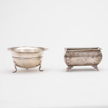 SALTKAR samt SKÅL, silver, London, 1835 respektive 1899. Totalvikt ca 165 gram.